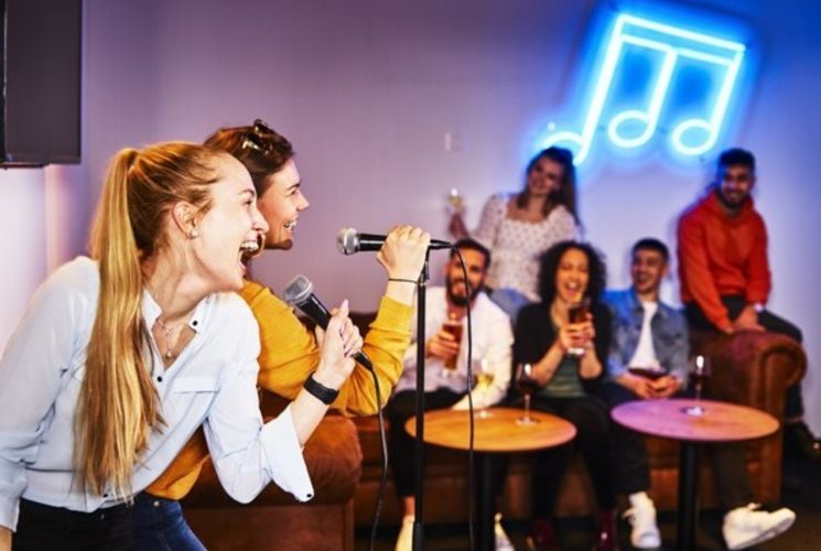 Komen meezingen met de Karaoke
